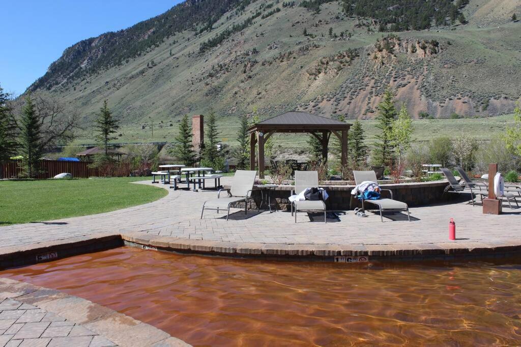 Bison Lodge - Lg Home - 2 Bedrooms - Less Than 5 Miles To Yellowstone North Entrance, Sleeps Up To 8 가디너 외부 사진
