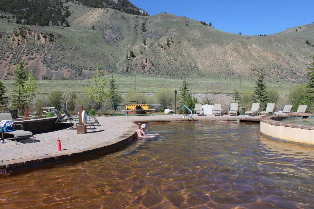 Bison Lodge - Lg Home - 2 Bedrooms - Less Than 5 Miles To Yellowstone North Entrance, Sleeps Up To 8 가디너 외부 사진