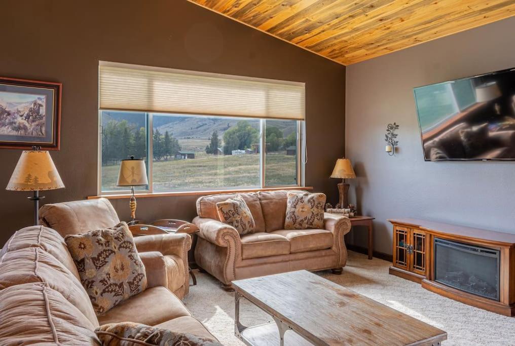 Bison Lodge - Lg Home - 2 Bedrooms - Less Than 5 Miles To Yellowstone North Entrance, Sleeps Up To 8 가디너 외부 사진