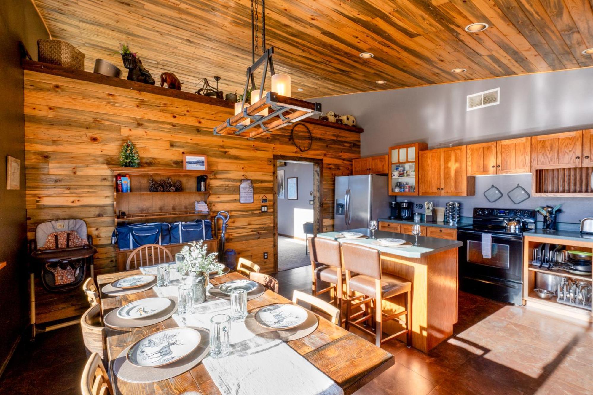 Bison Lodge - Lg Home - 2 Bedrooms - Less Than 5 Miles To Yellowstone North Entrance, Sleeps Up To 8 가디너 외부 사진