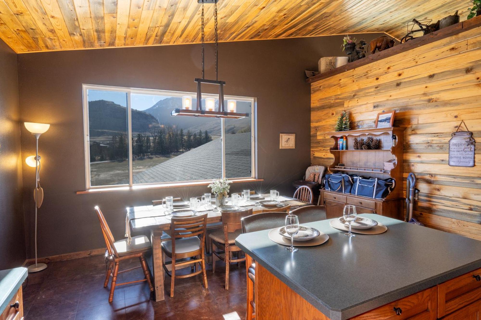 Bison Lodge - Lg Home - 2 Bedrooms - Less Than 5 Miles To Yellowstone North Entrance, Sleeps Up To 8 가디너 외부 사진