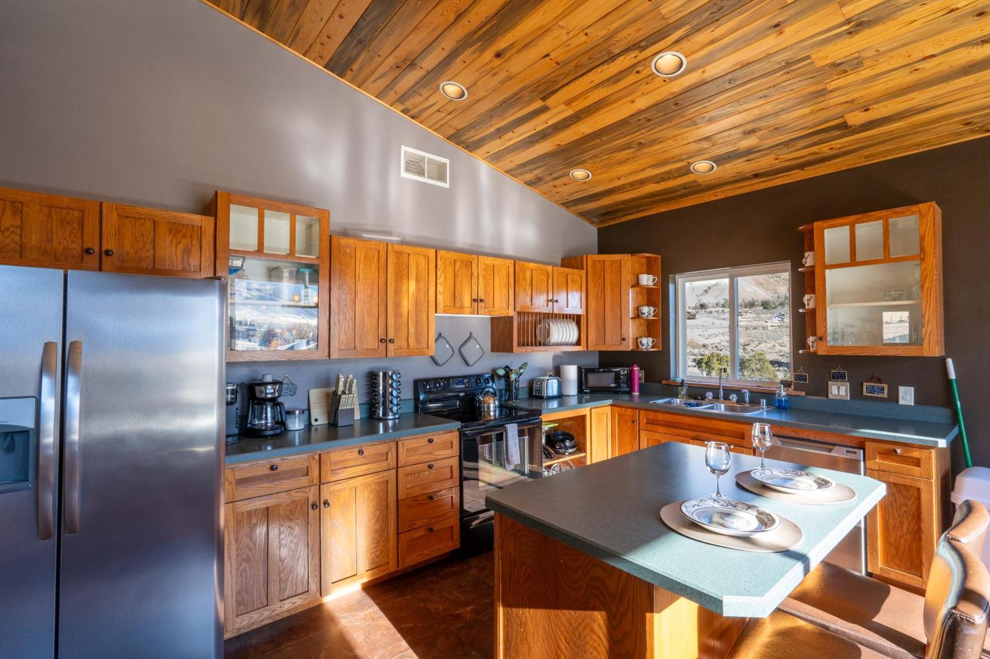 Bison Lodge - Lg Home - 2 Bedrooms - Less Than 5 Miles To Yellowstone North Entrance, Sleeps Up To 8 가디너 외부 사진