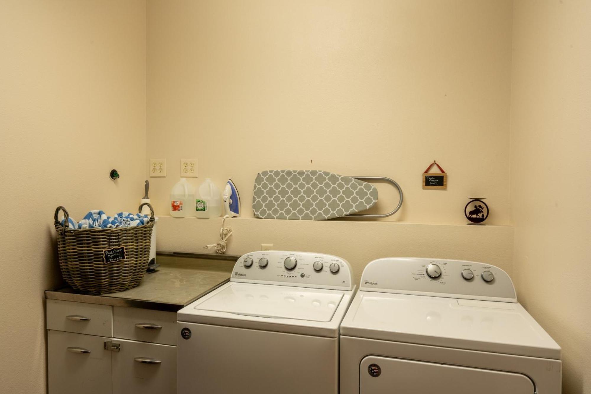 Bison Lodge - Lg Home - 2 Bedrooms - Less Than 5 Miles To Yellowstone North Entrance, Sleeps Up To 8 가디너 외부 사진