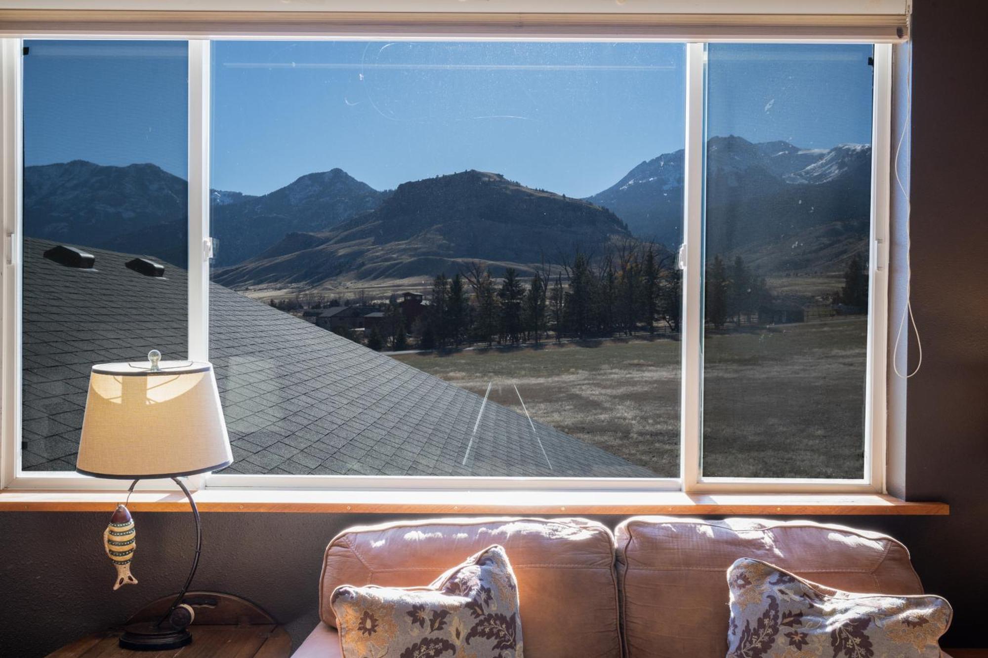Bison Lodge - Lg Home - 2 Bedrooms - Less Than 5 Miles To Yellowstone North Entrance, Sleeps Up To 8 가디너 외부 사진