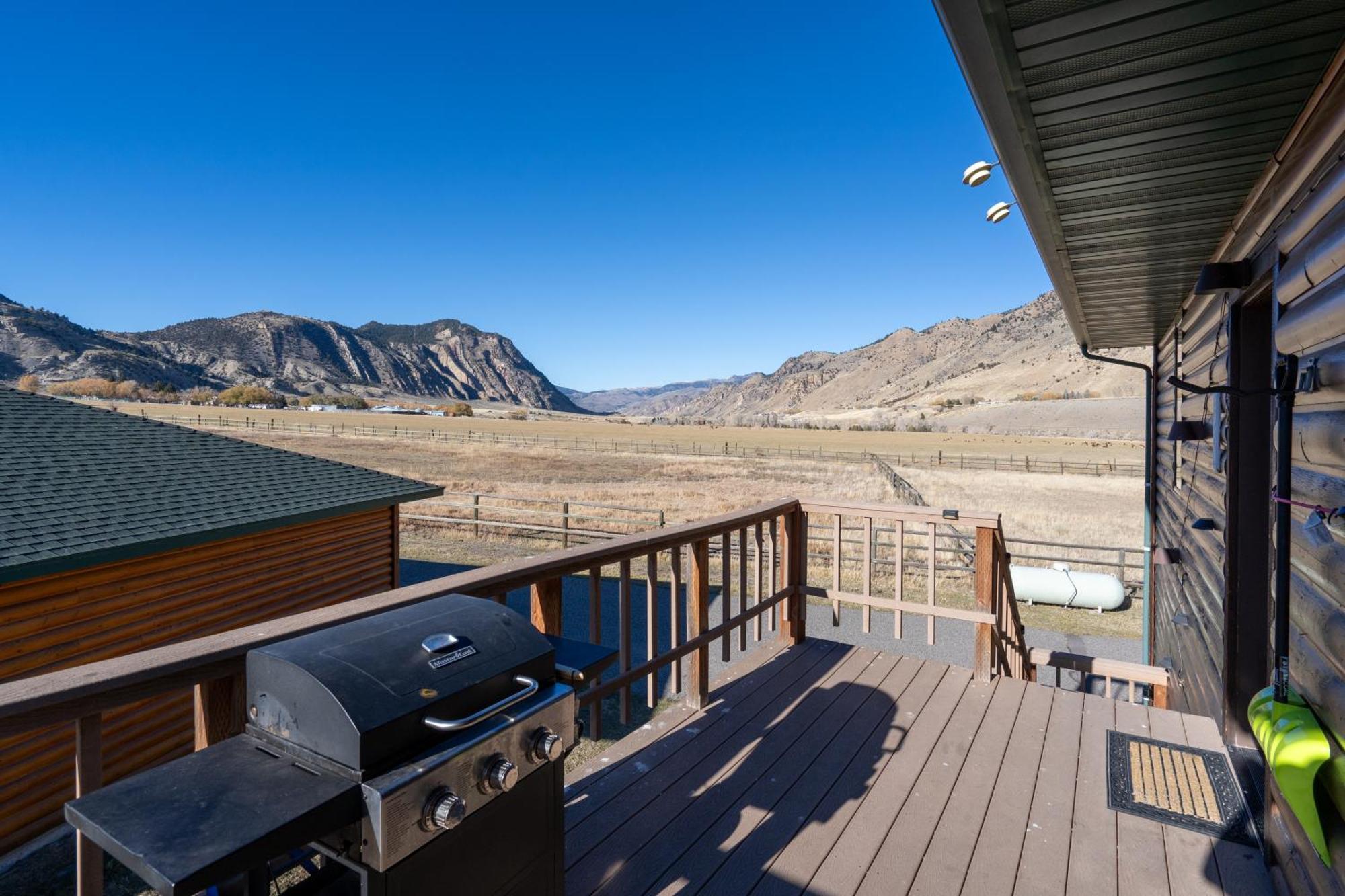 Bison Lodge - Lg Home - 2 Bedrooms - Less Than 5 Miles To Yellowstone North Entrance, Sleeps Up To 8 가디너 외부 사진