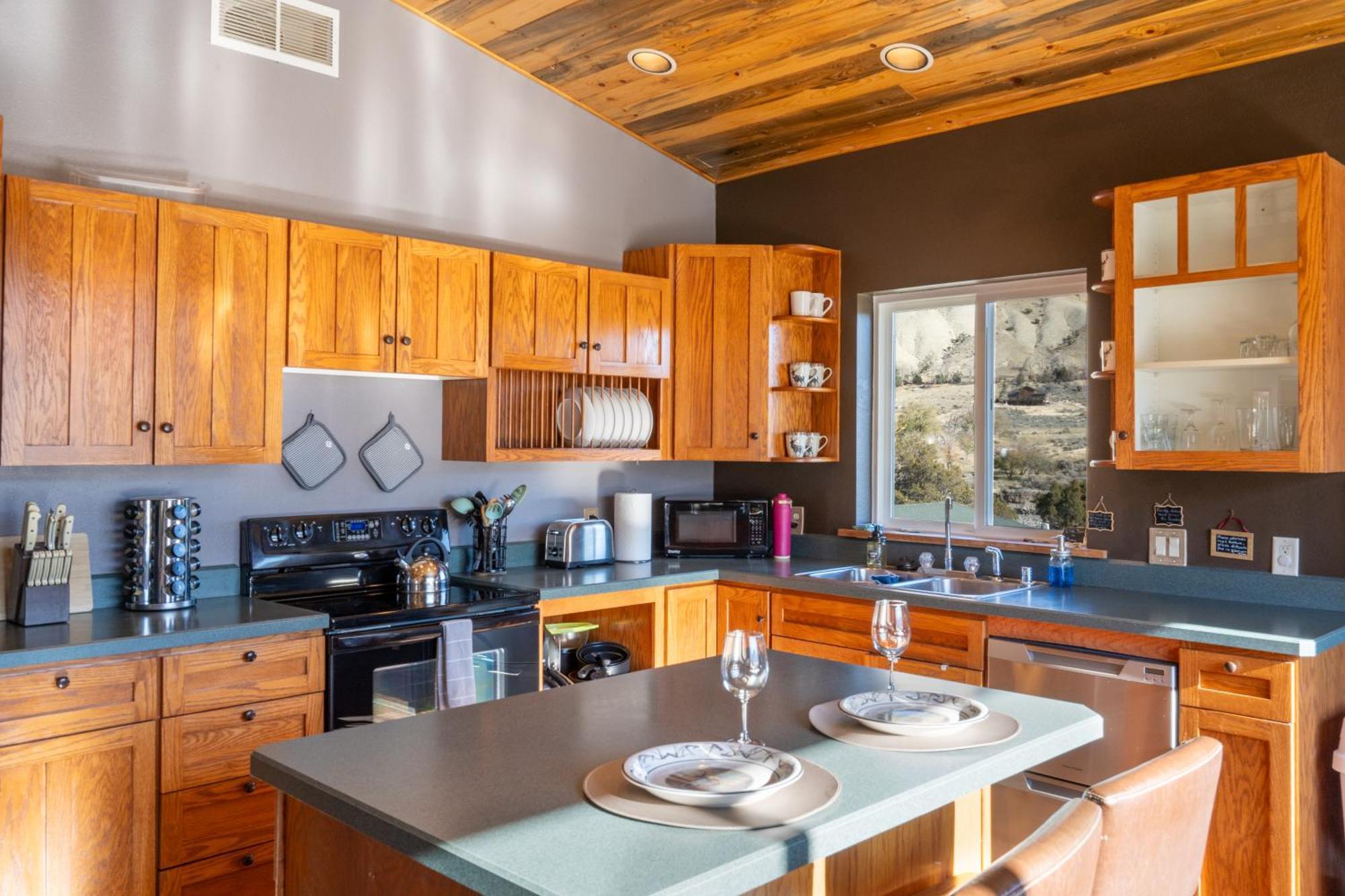 Bison Lodge - Lg Home - 2 Bedrooms - Less Than 5 Miles To Yellowstone North Entrance, Sleeps Up To 8 가디너 외부 사진