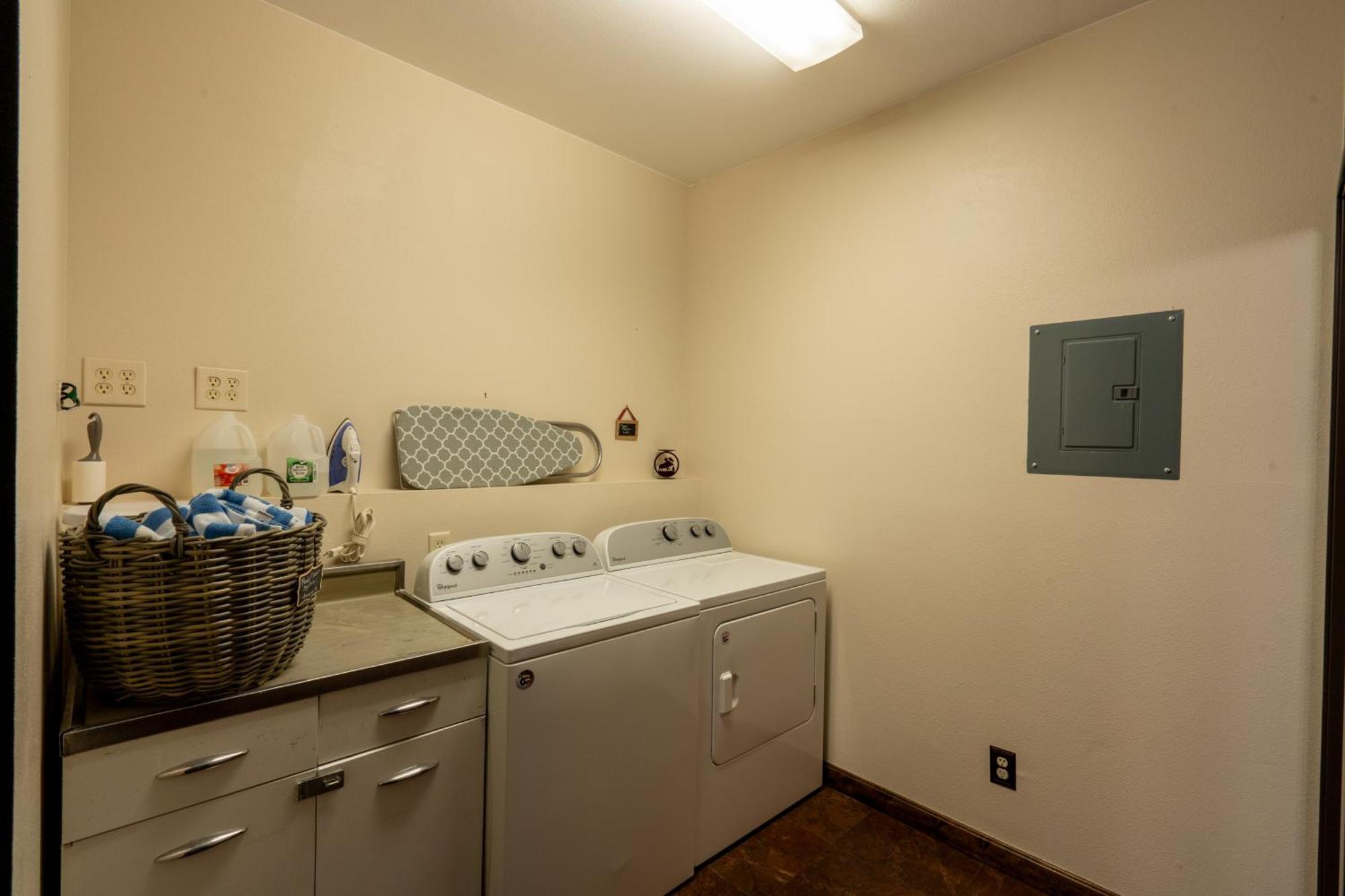 Bison Lodge - Lg Home - 2 Bedrooms - Less Than 5 Miles To Yellowstone North Entrance, Sleeps Up To 8 가디너 외부 사진