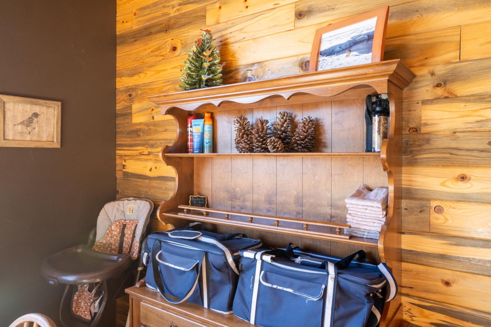 Bison Lodge - Lg Home - 2 Bedrooms - Less Than 5 Miles To Yellowstone North Entrance, Sleeps Up To 8 가디너 외부 사진