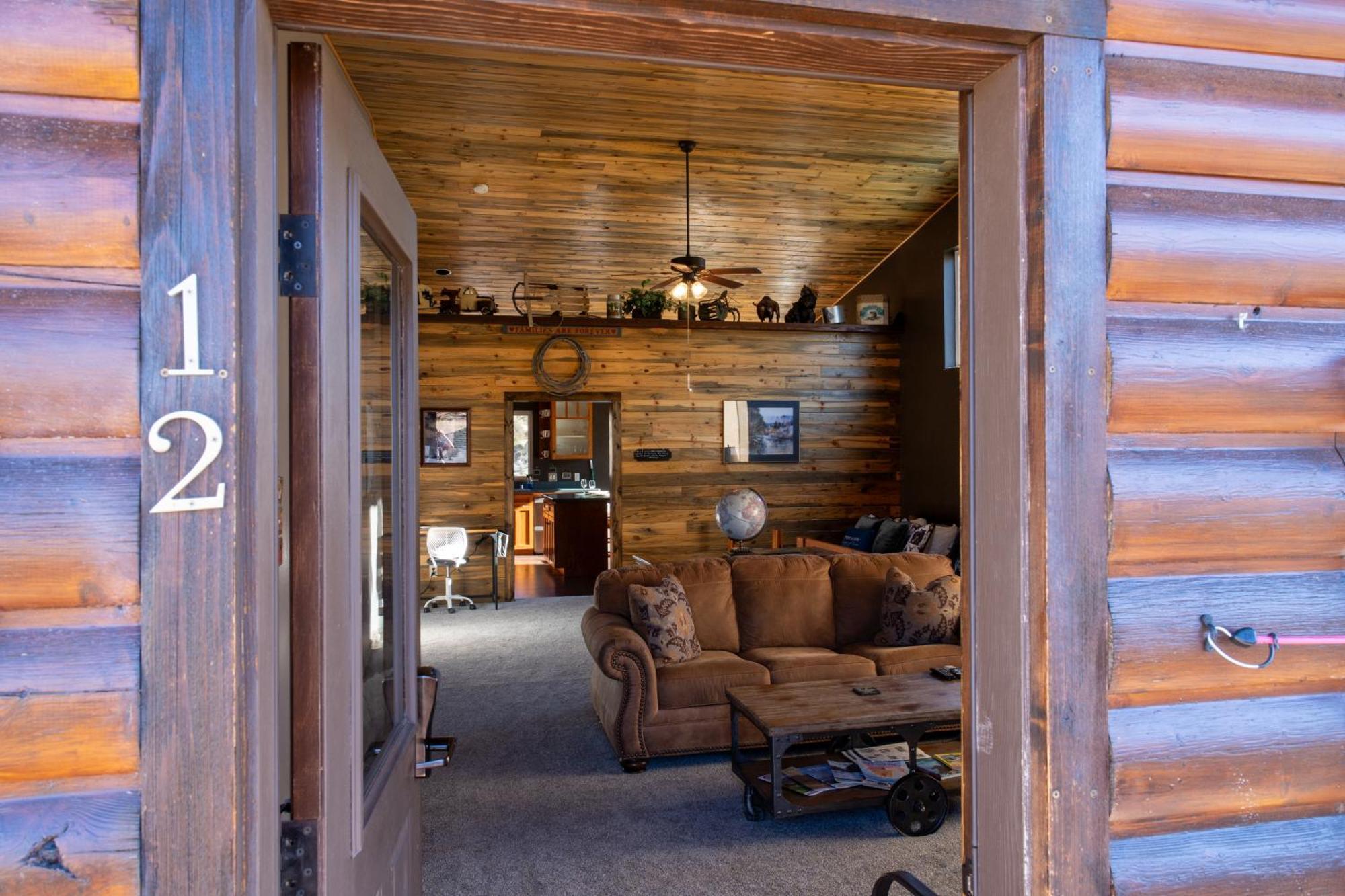 Bison Lodge - Lg Home - 2 Bedrooms - Less Than 5 Miles To Yellowstone North Entrance, Sleeps Up To 8 가디너 외부 사진